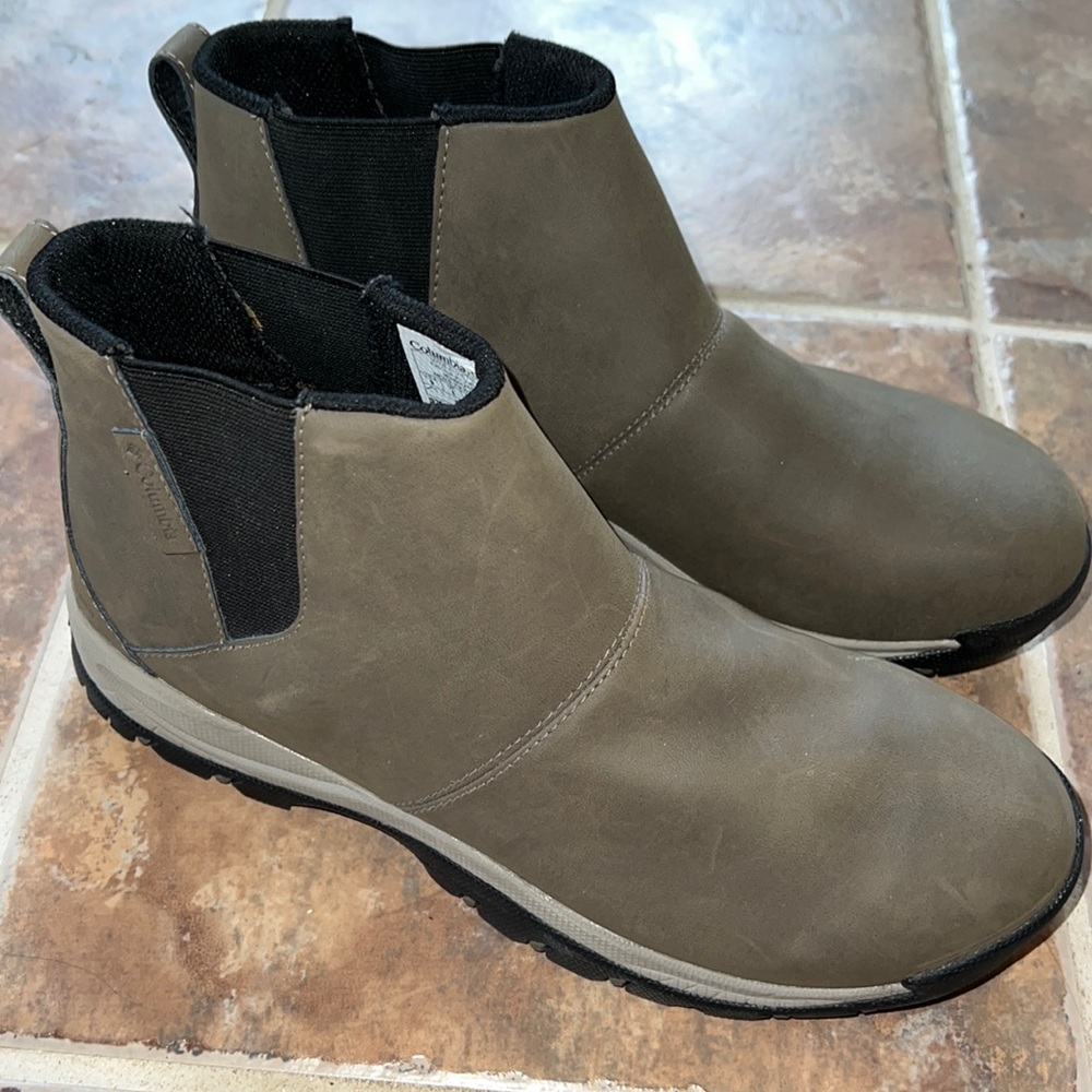 Columbia Yoncalla mid boots size 9.
